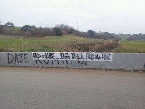 Striscione a Trigoria