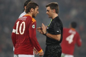 L'arbitro Rizzoli e Totti