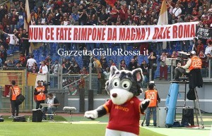 Striscione roma novara