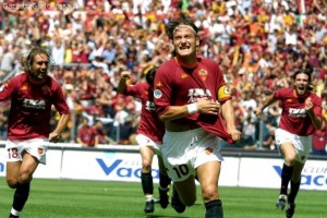Francesco Totti esulta dopo il gol