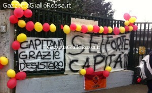 Striscioni Totti Trigoria