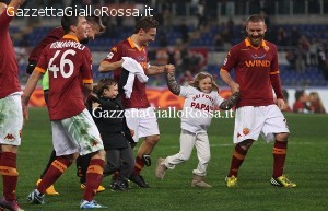 Totti festeggia con i figli