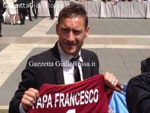 Totti con la maglia per Papa Francesco