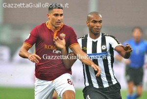 Marco Borriello contrastato da Naldo