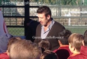 Vincent Candela con i ragazzi della sua scuola calcio