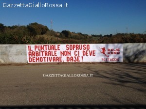 trigoria striscione arbitri