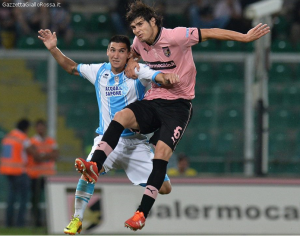 Matteo Politano in azione contro Munoz