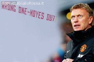 Wrong One - Moyes Out è lo striscione che i tifosi dello United hanno fatto volare sopra l'Old Trafford 