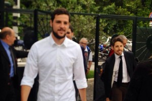 Un sorridente Mattia Destro raggiunge la premiazione Ussi