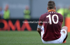 Roma-Juventus Totti seduto