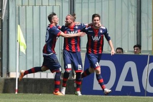 Pettinari (a destra) festeggiato dai compagni