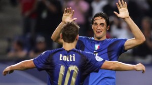 Toni e Totti festeggiano al Mondiale 2006: in due fanno 364 gol in A