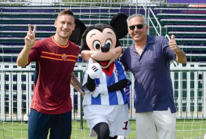 totti e pallotta con topolino