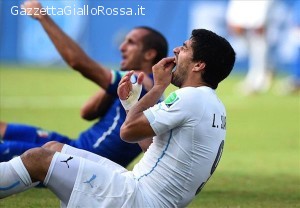 Suarez si lamenta dopo aver morso Chiellini