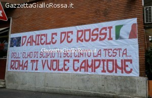 Striscione per De Rossi