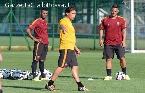 Garcia dirige la seduta, Cole e Totti ascoltano