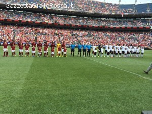 Le due squadre in campo (foto As Roma)