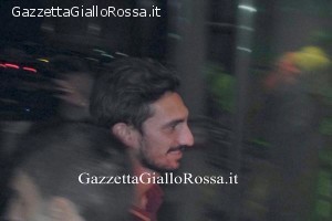 Astori sorride, stupito dall'immancabile affetto dei suoi nuovi tifosi