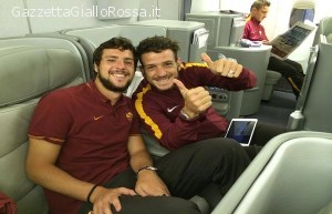 Destro e Florenzi sull'aereo di ritorno a Roma (foto asroma.it)
