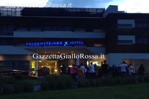 I tifosi davanti all'albergo in cui alloggerà la Roma