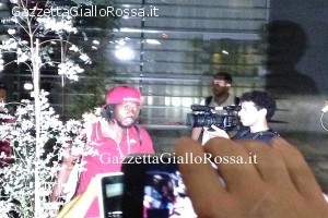 Gervinho spaesato dai tanti flash delle macchine fotografiche