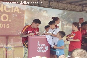 Iturbe assediato dai bambini firma loro maglie e palloni