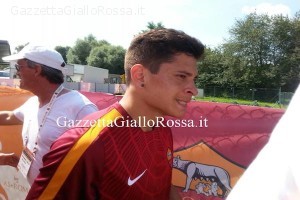 Iturbe si trattiene a fine allenamento per firmare autografi ai tifosi