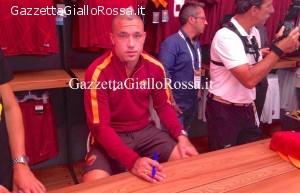 Nainggolan autografi