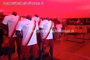 Seconda maglia firmata Nike ben in vista al Roma Store allestito nella sede del ritiro giallorosso