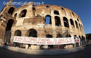 Striscione per Totti al Colosseo