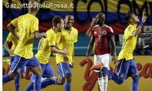 Maicon festeggia Neymar, unico marcatore dell'amichevole con la Colombia