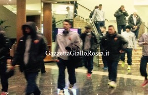 La squadra lascia l'hotel: Astori seguito da Totti, più dietro De Rossi e Strootman