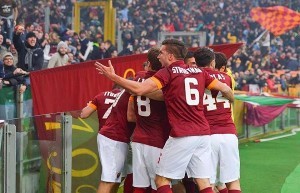 Strootman con la squadra sotto la curva