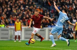 L'istante in cui Totti prepara il tiro dell'1-2 che riapre il derby