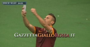 Totti festeggia con un Selfie