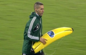 Feyenoord-Roma banane in campo