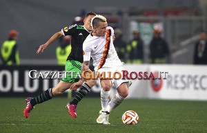 Roma-Feyenoord Nainggolan azione