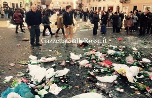 L'immondizia a Piazza di Spagna dai tifosi del Feyenoord