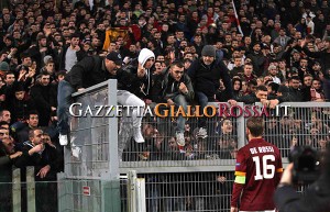 Roma-Fiorentina De Rossi sotto la Curva Sud