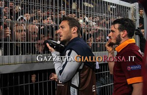 Roma-Fiorentina Totti parla con i tifosi