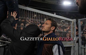 Roma-Fiorentina Totti sotto la Curva Sud
