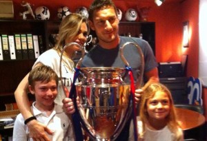 Totti e famiglia con la coppa (foto gianlucadimarzio.com)