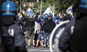 Scontri tra tifosi e polizia al derby 