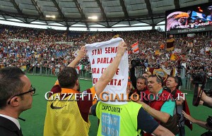 Lazio-Roma Totti festeggia sotto la Sud