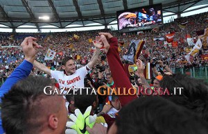 Lazio-Roma Totti sotto la Sud