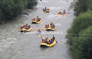 I sei gommoni scendono le rive del fiume Noce