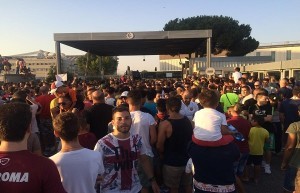 Tifosi fuori all'aeroporto