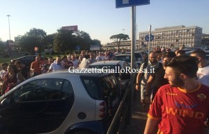 Tifosi fuori l'aeroporto