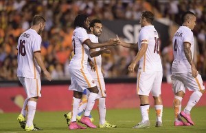 Totti viene festeggiato dai compagni (foto asroma.it)