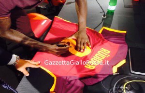 Rudiger autografa la sua nuova maglia